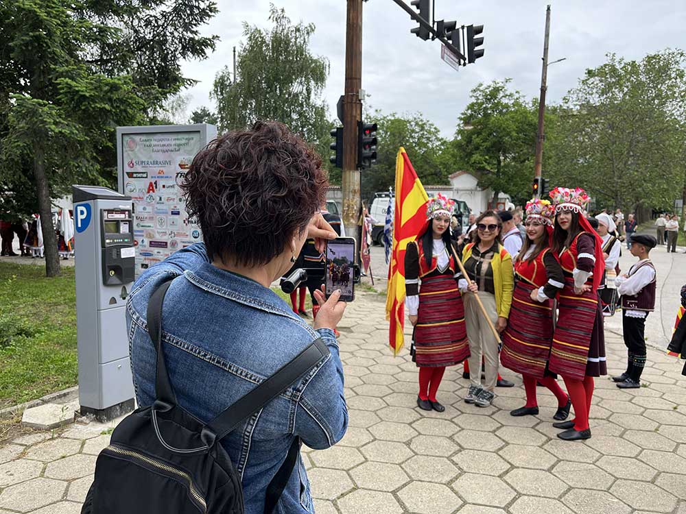 Фотографии со фанови за време на дефиле во Казанлк, Бугарија