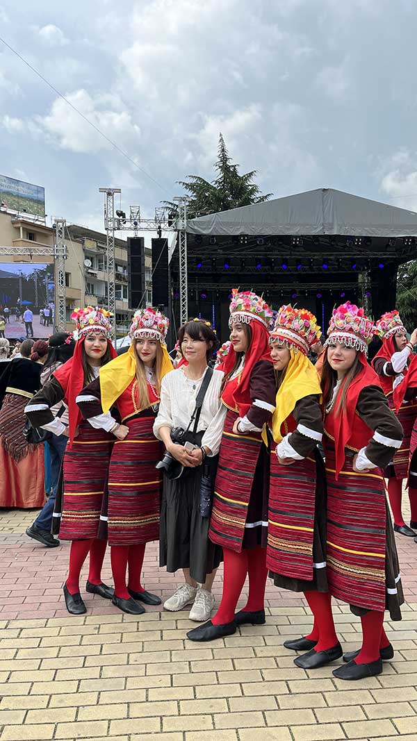 Фотосесија со фанови пред настап во Казанлк, Бугарија