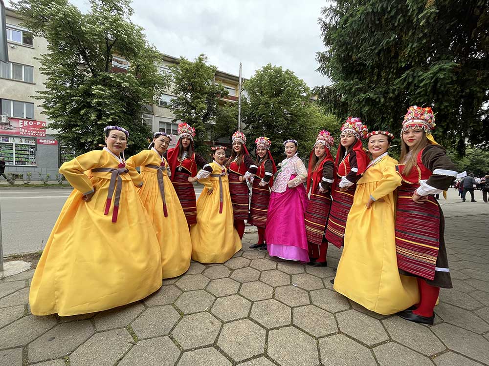 Групна заедничка фотографија со изведувачи од Јапонија