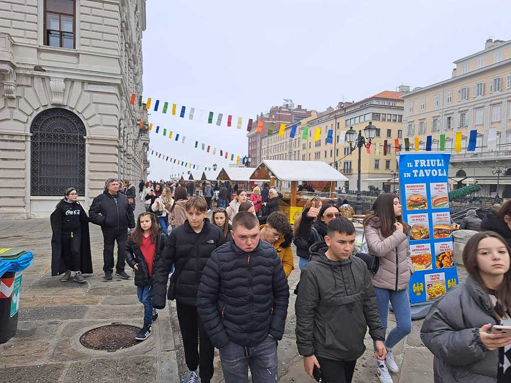 Прошетка низ Трст, Италија